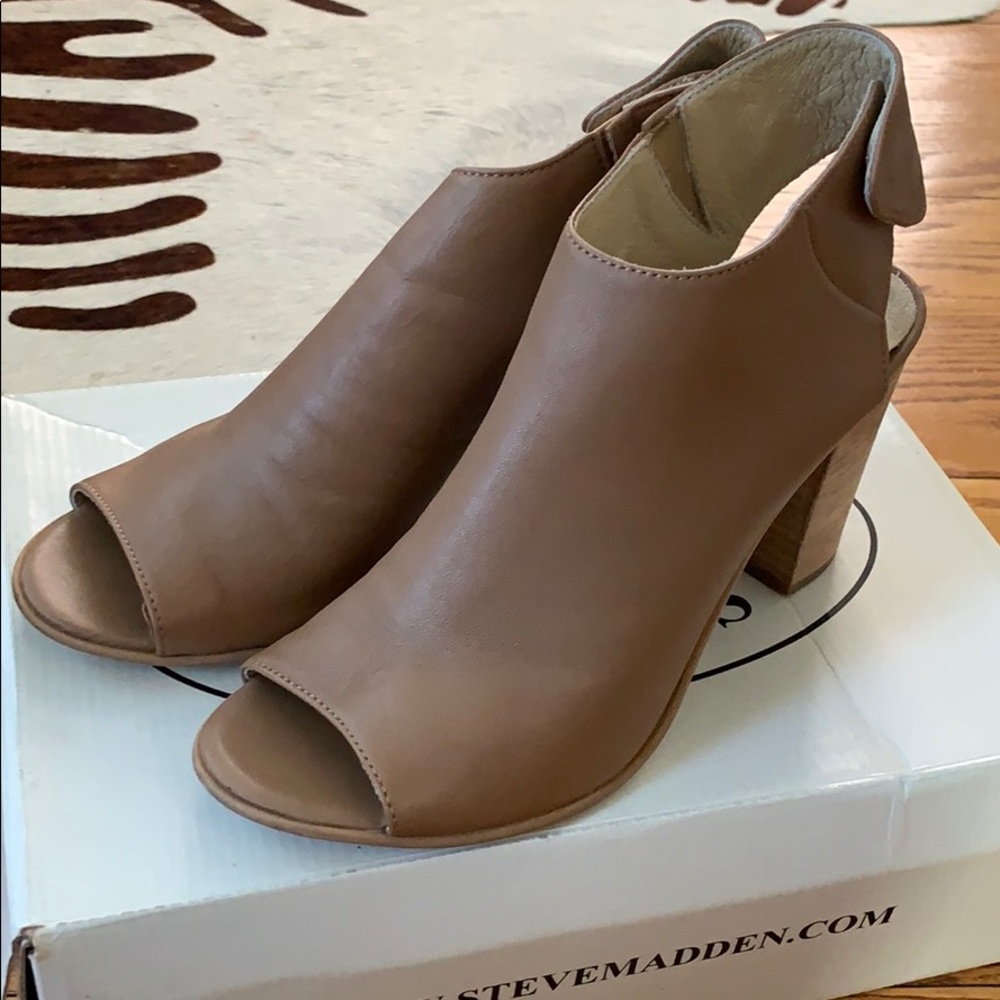 Like new tan block heeled sandals